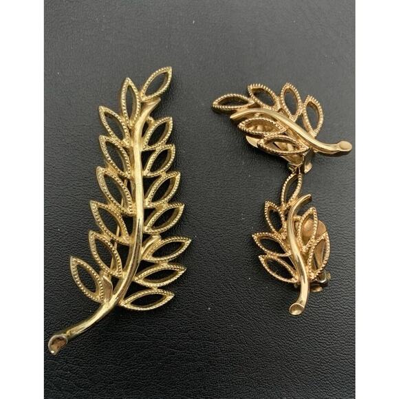 Vintage EmJ Emmons Gold Tone Fern Shaped Brooch W/ Clip On Earrings Set Marked - Picture 2 of 5